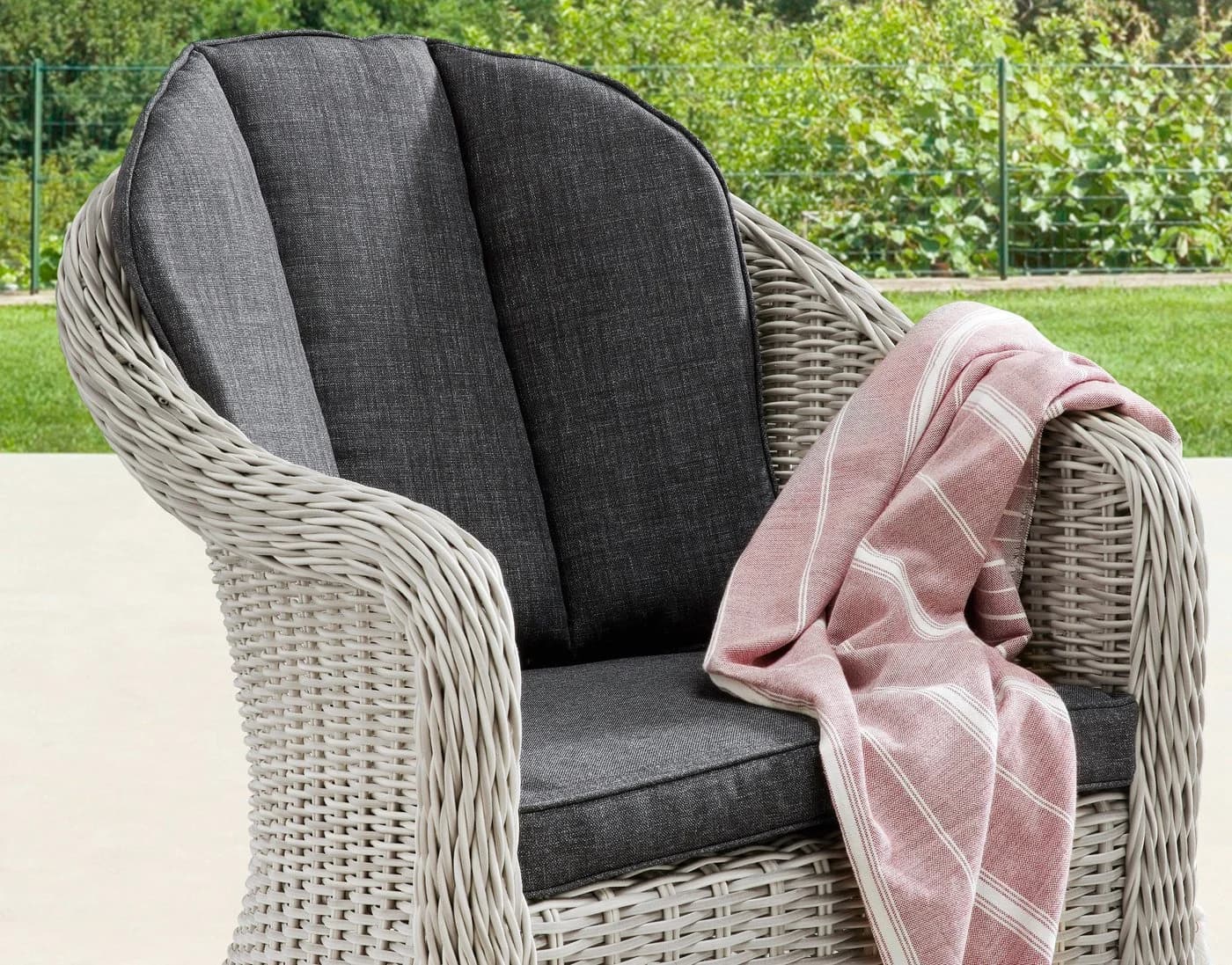 Gartensessel Destiny Malaga Vintage Weiß Polyrattan mit Auflagen