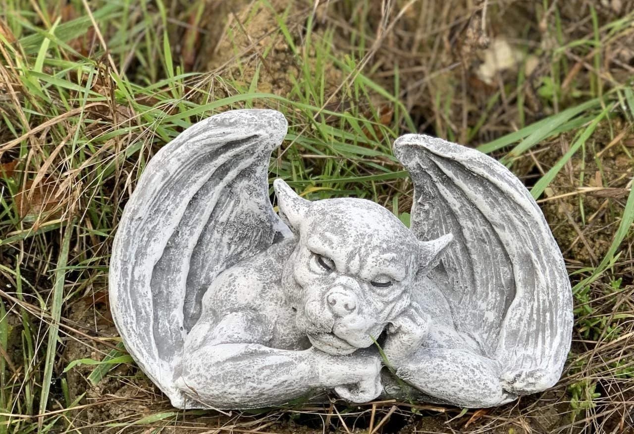 Stone and Style Gartenfigur Frostfeste Steinfigur Gargoyle Denker Grau