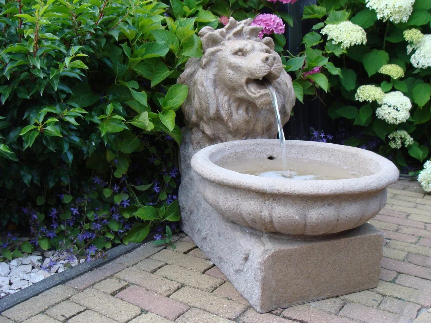 Ubbink Gartenbrunnen Basel Sandfarben LED Beleuchtung