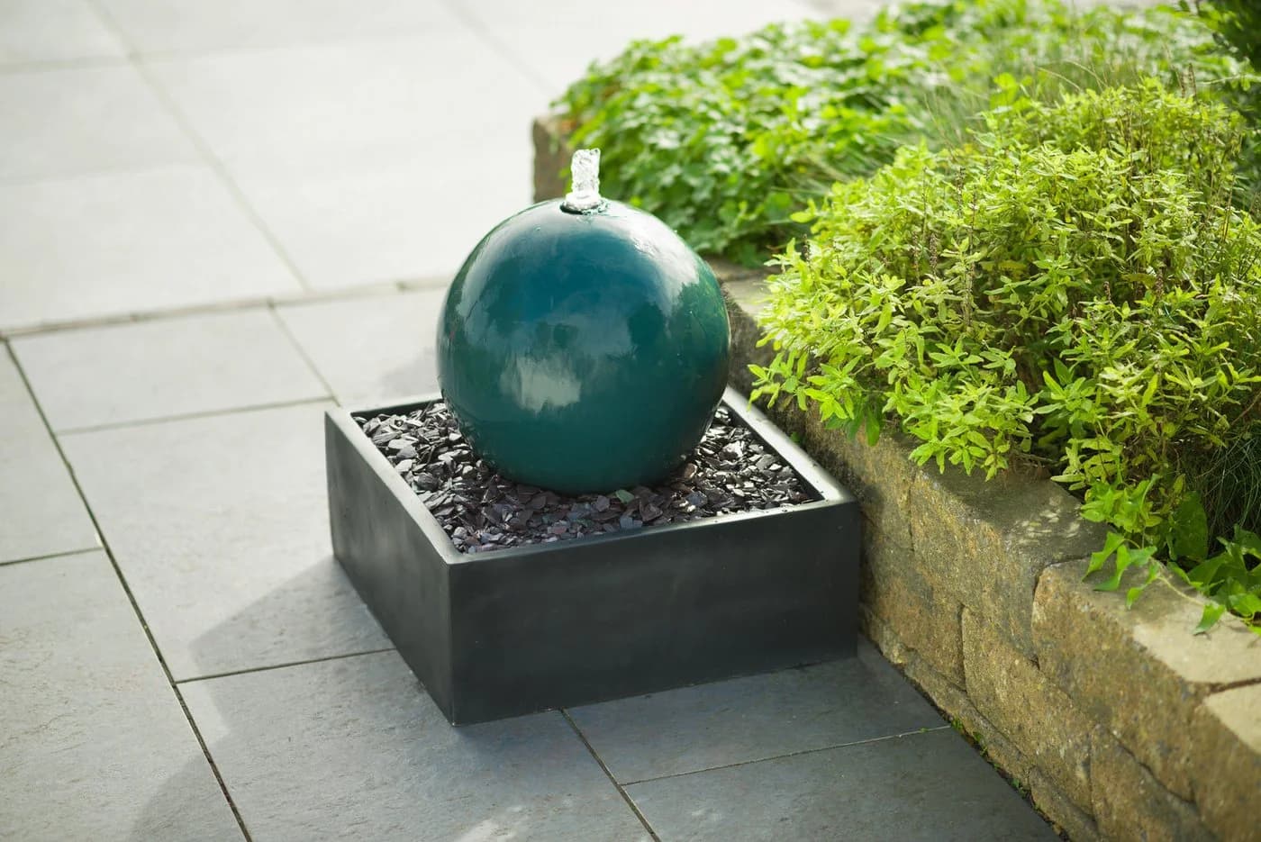 AcquaArte Gartenbrunnen STENI mit LED Kugel Petrol