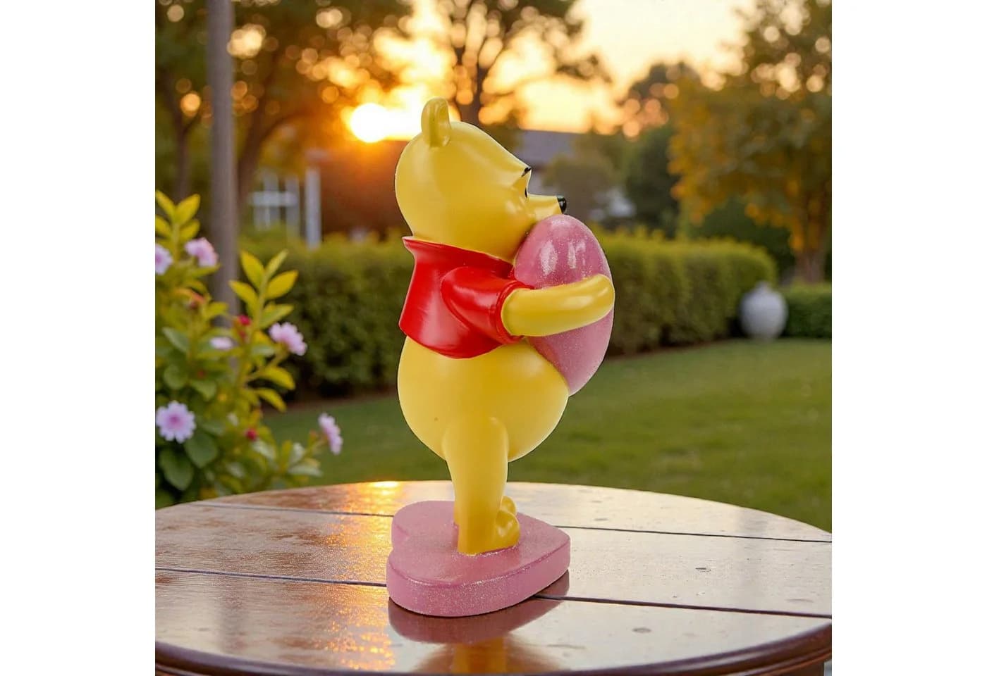 Disney Gartenfigur Winnie the Pooh mit Herz Dekofigur